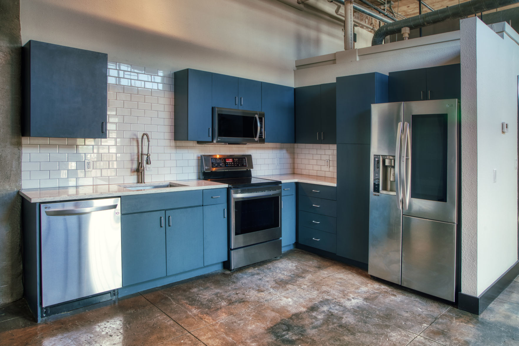 201 kitchen 2.jpg